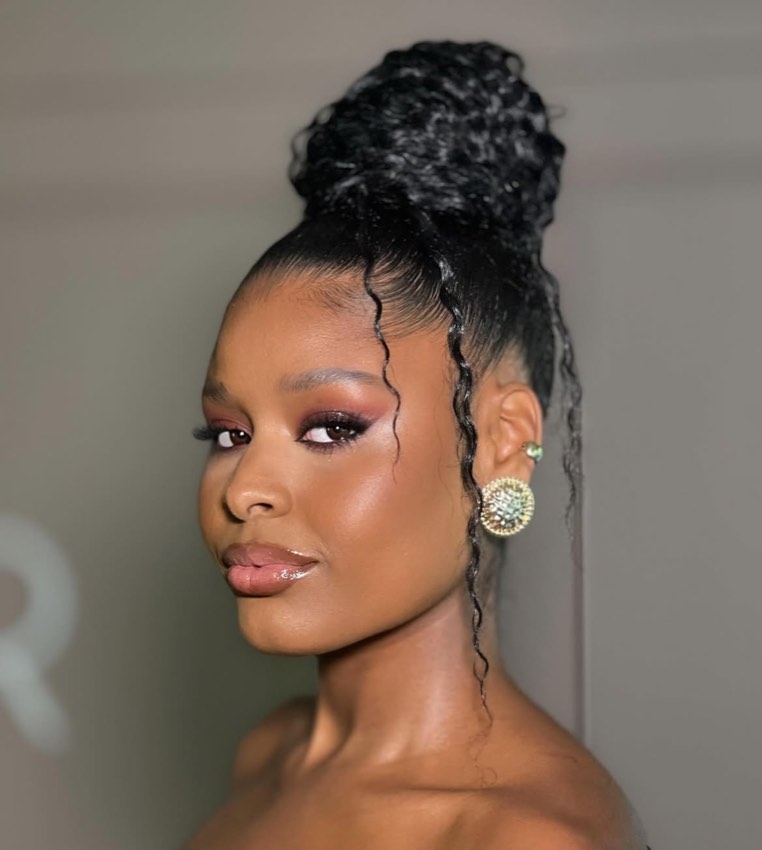 Coque alto trançado com penteado para festa