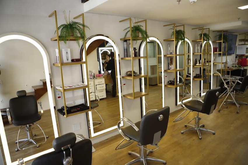 Interior do salão com espelhos arqueados emoldurados em dourado