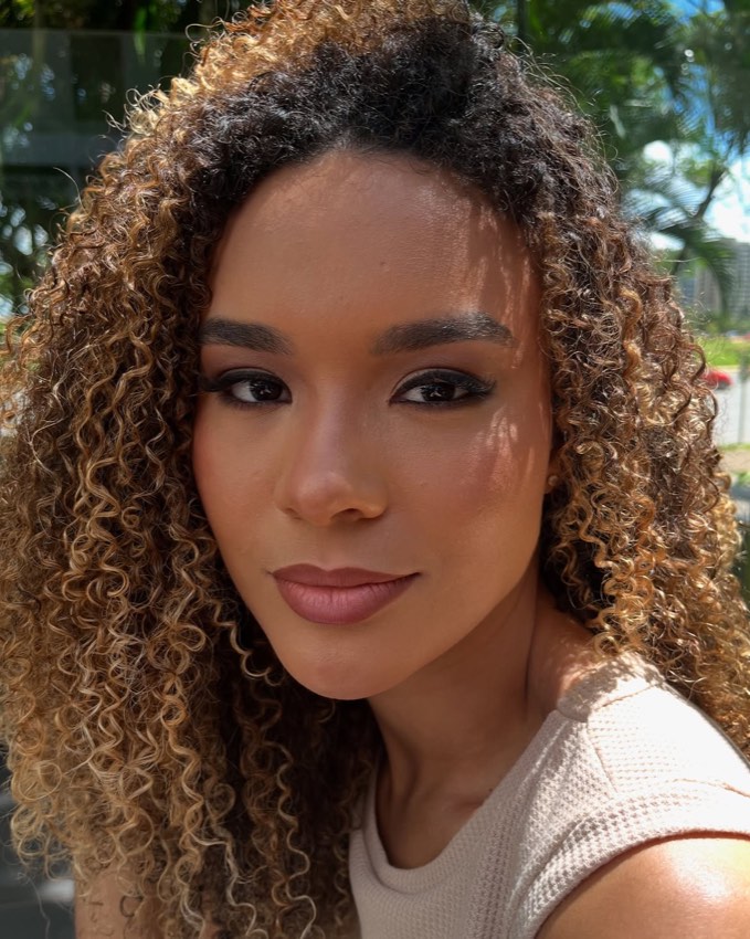 Retrato de beleza com cabelo cacheado com luzes