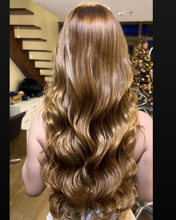 Cabelo longo ondulado visto de costas, com brilho e volume