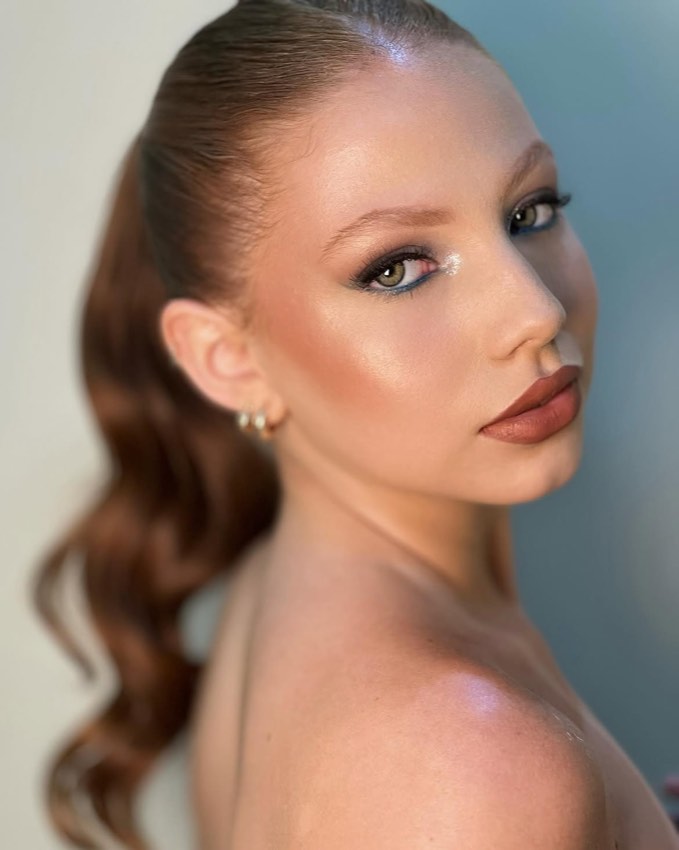 Retrato de beleza em close, com maquiagem iluminada e rabo de cavalo